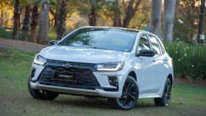 Chevrolet derruba preços do Onix 2026 para enfrentar Volkswagen Polo Track
