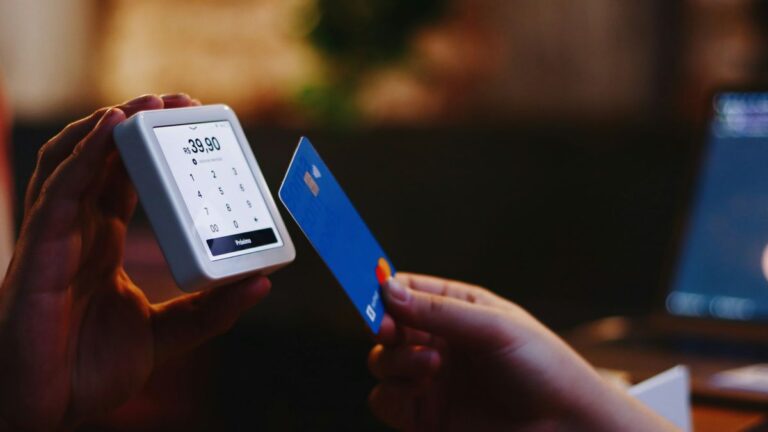 Como fazer pagamento por aproximação? Guia completo de cartões a celulares e Pix