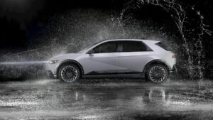 É FALSO que carro elétrico dá choque ou danifica quando em contato com a água