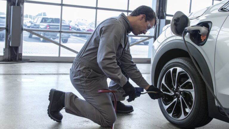 É VERDADE que carro elétrico exige menos manutenção do que veículo a combustão