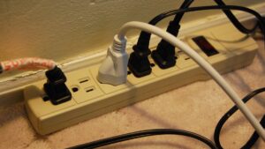 É VERDADE que é perigoso ligar produtos como geladeira e micro-ondas na extensão