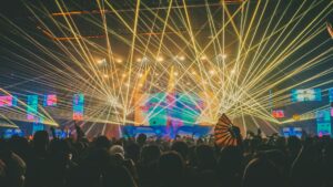 É VERDADE que lasers usados em shows podem danificar a câmera do celular