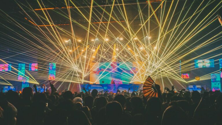 É VERDADE que lasers usados em shows podem danificar a câmera do celular