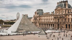 Escada tecnológica usada no roubo ao Louvre ganha anúncio: "rápida e silenciosa"