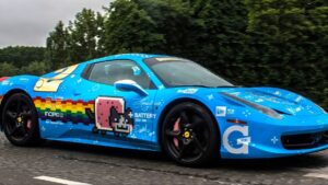 Esses famosos são proibidos de comprar Ferrari; saiba o porquê