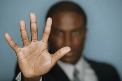 Justiça condena comerciante por ofensas racistas a guardas municipais em redes sociais