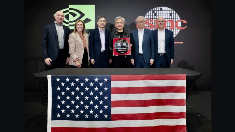 Histórico: NVIDIA celebra 1º chip de IA de ponta feito pela TSMC nos EUA