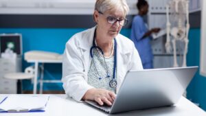 IA na saúde pode criar "jogo de culpa" juridicamente complexo em falhas médicas