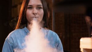 OMS diz que 15 milhões de jovens — de 13 a 15 anos — fumam cigarros eletrônicos