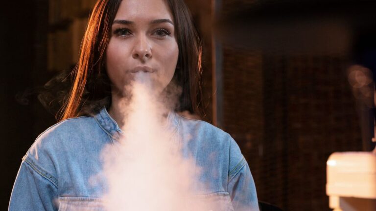 OMS diz que 15 milhões de jovens — de 13 a 15 anos — fumam cigarros eletrônicos