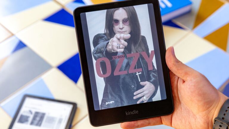 Pode usar carregador de celular no Kindle? Entenda se há riscos