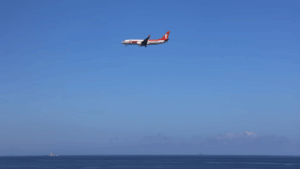 Por que aviões cruzam oceanos fora da rota