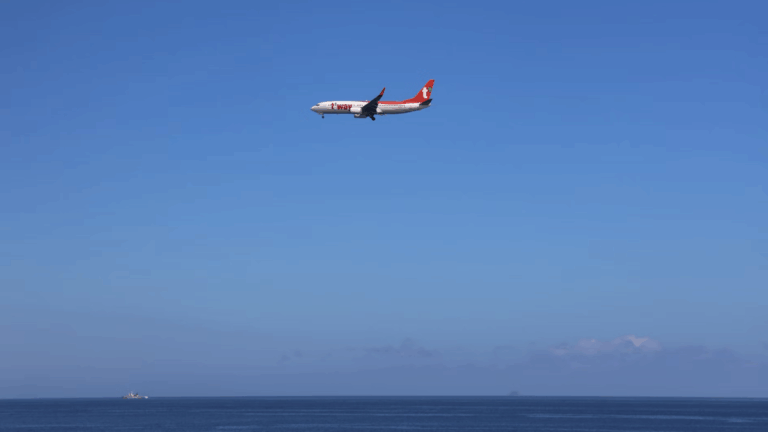 Por que aviões cruzam oceanos fora da rota