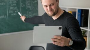 Professores no Brasil usam mais IA que média de outros países — veja aplicações