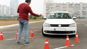 Projeto que desobriga autoescola e derruba preço da CNH avança