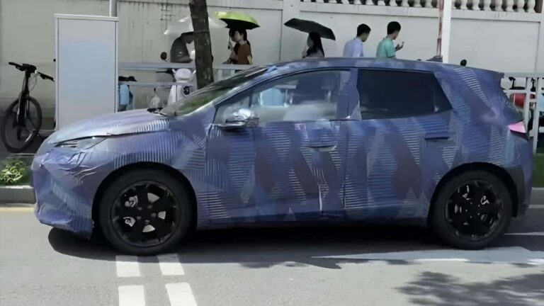 Próxima geração do BYD Dolphin é flagrada em teste e pode estrear versão híbrida