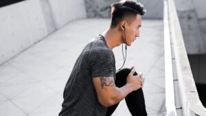 Qual é o melhor tipo de fone para levar para a academia?