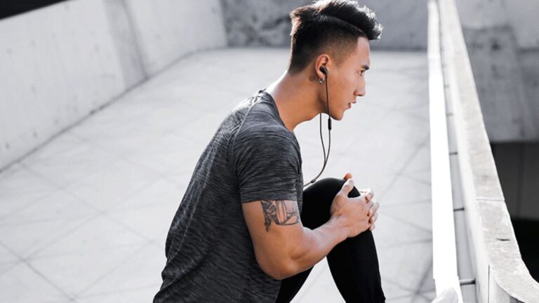 Qual é o melhor tipo de fone para levar para a academia?