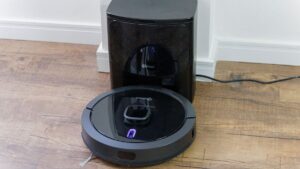 Robô aspirador da Kabum! com base está com preço no chão; confira a promoção