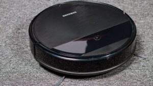 Robô da Samsung que aspira e passa pano está com preço no chão; veja o desconto
