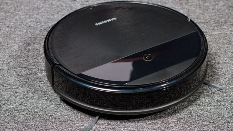 Robô da Samsung que aspira e passa pano está com preço no chão; veja o desconto