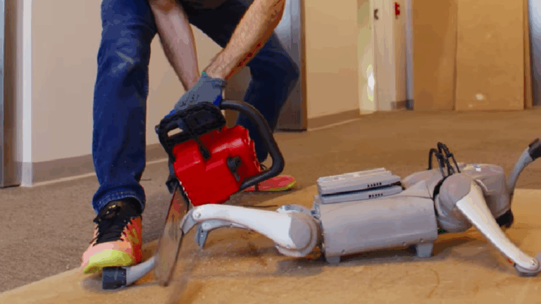 Robô é destruído por motosserra e consegue adaptar movimentos à perda de membros