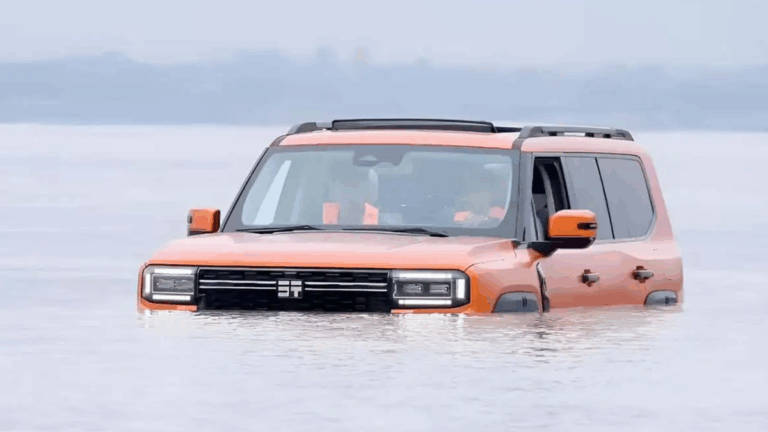 SUV encara travessia do maior rio da China e mostra poder digno de carro anfíbio
