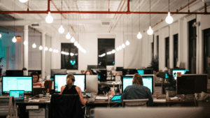 Salários de trainee em tecnologia superam R$ 9 mil no Brasil em 2025