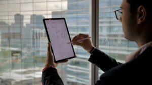 Tablet com caneta inclusa em oferta: Tab S10 FE bate o menor preço já visto