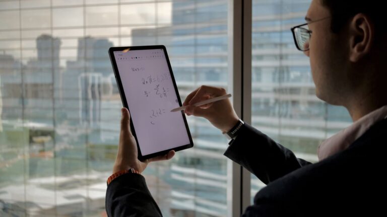 Tablet com caneta inclusa em oferta: Tab S10 FE bate o menor preço já visto