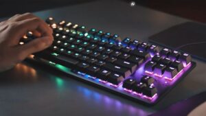Teclado gamer HyperX Alloy Origins Core saindo por 9x de R$ 55,12 na Amazon