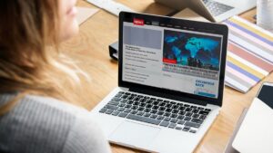 Uso da IA já é massivo, mas ler notícias não está no comportamento do usuário