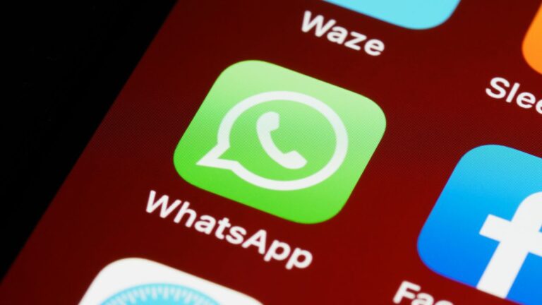 Vírus "caça" brasileiros para roubar dados bancários e se espalhar pelo WhatsApp