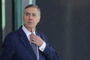 Barroso recebe alta médica após ser internado em Brasília; ministro deixa o STF neste sábado (18)