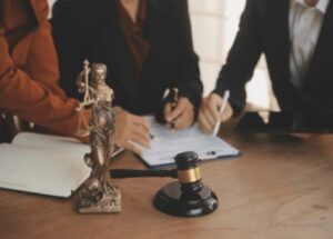 Dispensa de adiantamento de custas por advogado é constitucional e configura postergação de pagamento, diz TJ-RJ