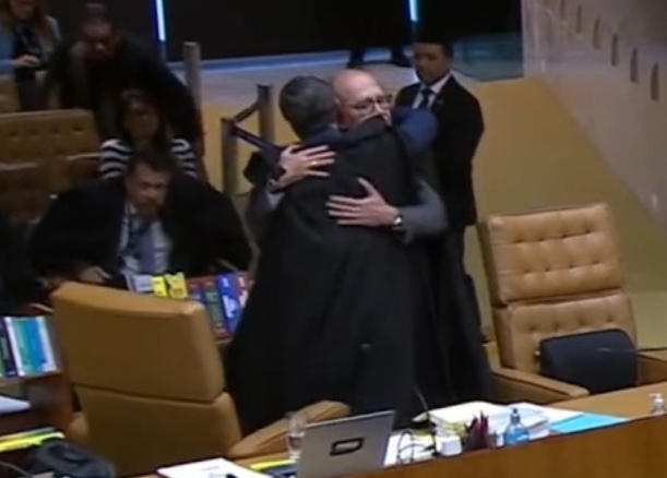 Em despedida de Barroso, Gilmar diz que não guarda mágoas: ‘Compromisso é com a instituição’