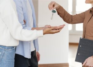 Juiz condena imobiliária a devolver valores pagos por casal que comprou terreno duas vezes