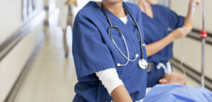 Justiça do Trabalho condena empregadora a indenizar técnica de enfermagem por ambiente inseguro em CAPS