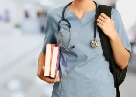 TJ-GO entende que curso de Medicina custeado pelos pais não afasta justiça gratuita