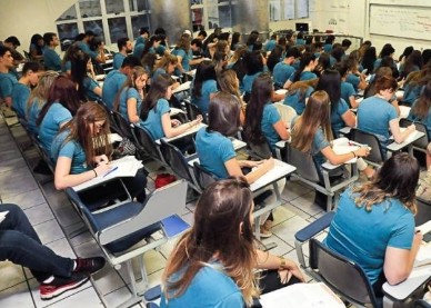 Justiça determina restituição de mensalidades e indenização a 350 alunos de curso preparatório fechado de forma repentina