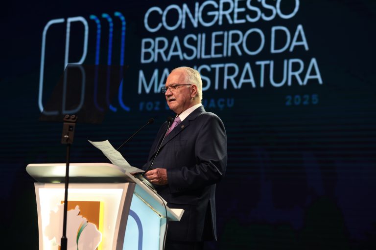 Judiciário não concordará com reforma que reduza autonomia e independência da magistratura, diz Fachin em congresso da AMB