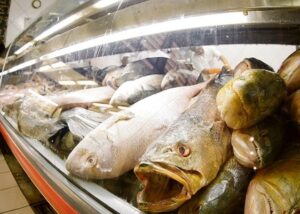 Apesar de vigilância ininterrupta, juíza rejeita “crime impossível” e condena mulher por furtar bacalhau em hipermercado