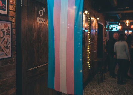 Juíza condena bar a indenizar homem trans por impedir ele de usar banheiro masculino
