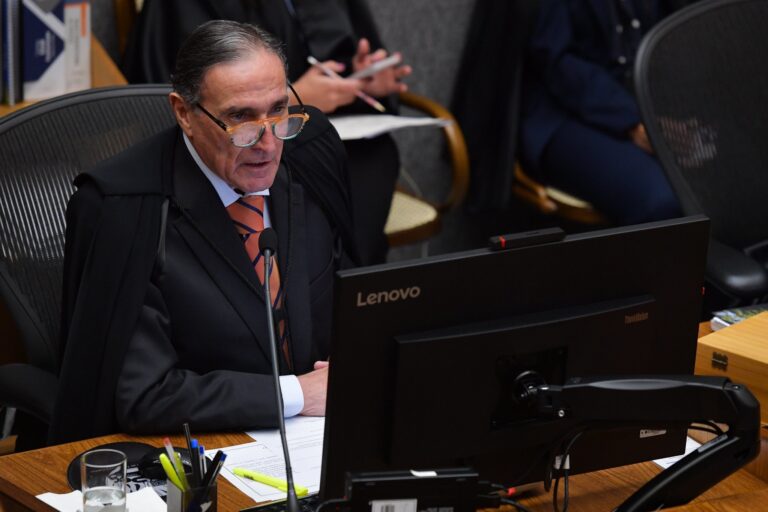 Quem ingressa tardiamente no processo pode impugnar valor da causa na fase recursal, decide STJ