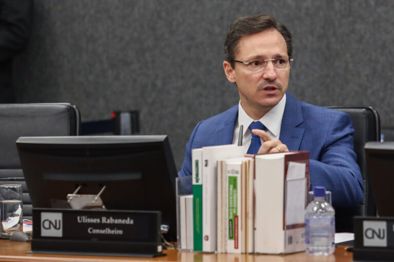 Por maioria, CNJ aplica pena de disponibilidade a magistrado que proferiu decisões imprudentes durante plantão judiciário