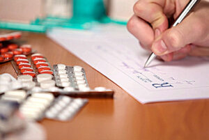 Uso de receita falsa para acesso a remédio controlado configura estelionato, decide TJ-SP