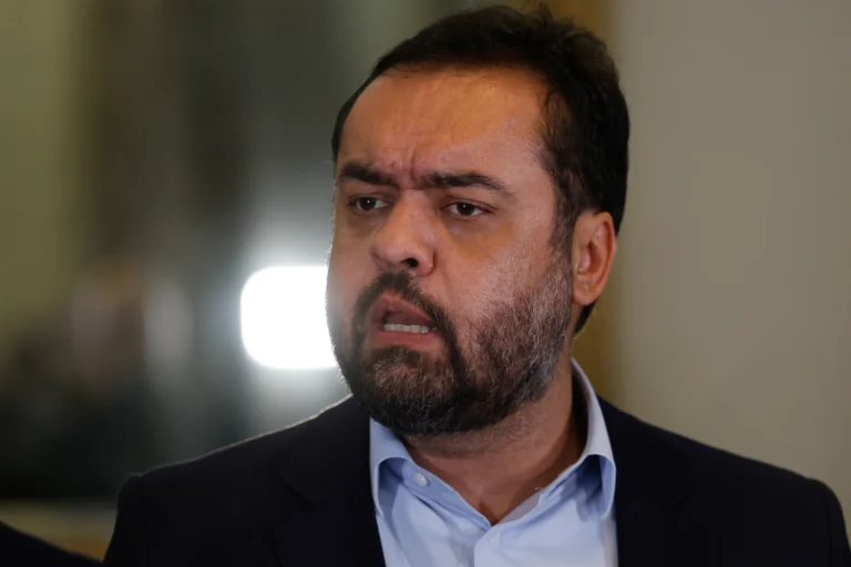 Ministro do TSE pede vista e suspende julgamento que pode cassar mandato do governador Cláudio Castro