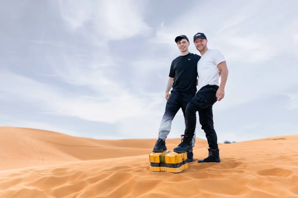 iFerg (esquerda) e James Ashton (direita), co-proprietários da Gallaxia, durante as filmagens de lançamento do Planet-X no deserto de Dubai.
