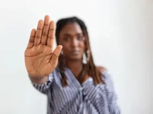 Casos de racismo no trabalho representam 30% das decisões judiciais em 2025, aponta Jusbrasil