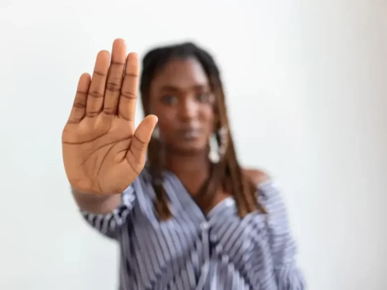 Casos de racismo no trabalho representam 30% das decisões judiciais em 2025, aponta Jusbrasil